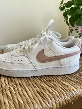 Nike Woman’s Court Vision White/Pink Low Next Nature Sneakers. Size 8